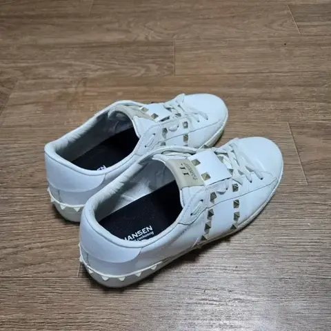 발렌티노 스니커즈 화이트 스터드 락스터드