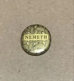 クリストファーネメス　缶バッジ　nemeth ロゴ縄　1個　ゴールド