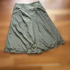 光沢感のあるブロンズカーキ色 ガウチョパンツ