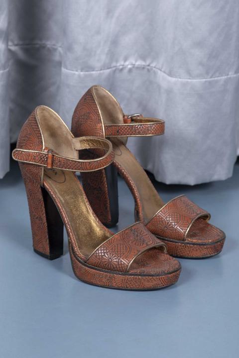 PRADA
Embroidered leather sandals
S/S 2006
450,00
€
