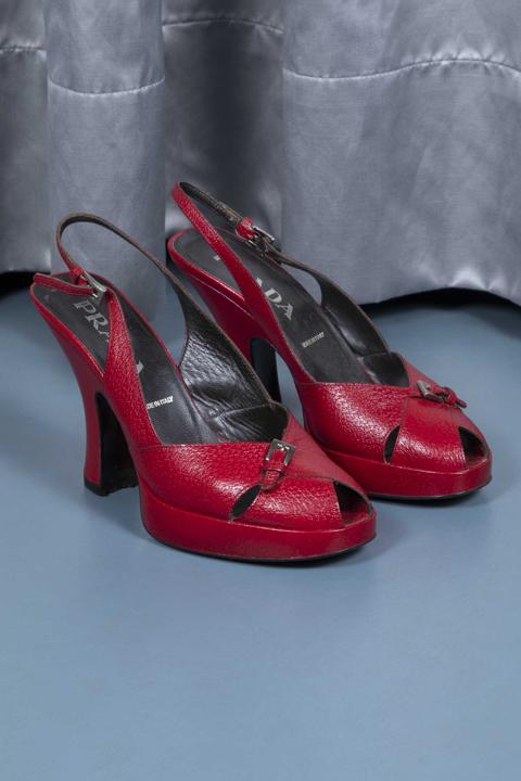 PRADA
Open-toe platform sandals
F/W 2000
400,00
€